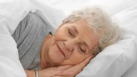 健康之路 老人每天睡多久更健康 这个错误您一定犯过
