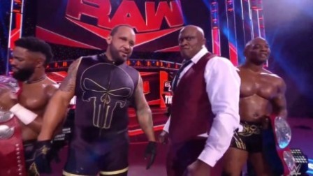 WWE RAW1447期回放：光脚哥遭痛扁企业暴揍 麦金泰尔砍刀脚送走AJ
