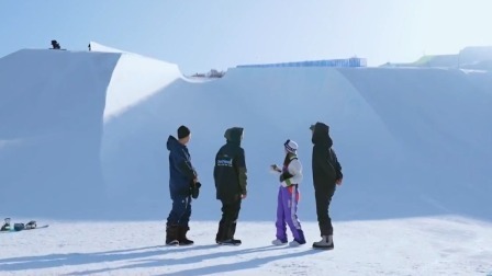 陈伟霆谷嘉诚体验滑雪乐趣，现场感受冬奥场地的宏伟震撼