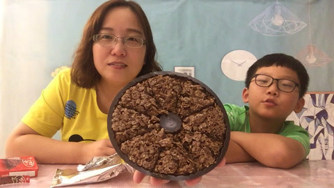 梁小轩和轩妈试吃各种美食 试吃“巧克力麦脆批”