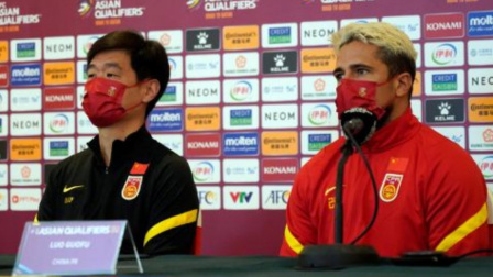 中国男足冲击2022世界杯 李霄鹏确认洛国富首发:借他名字祝祖国国泰民安