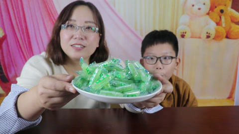 梁小轩和轩妈试吃各种美食 试吃“成都老式薄荷棍”