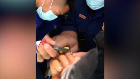 @所有人 老人手术中手肿无法取下戒指，消防医生共同救援