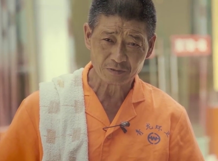 二更视频 马路烧穿胶鞋 依然走在烈日下
