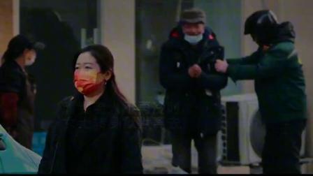 人间真情 老人街头受冻，陌生路人买衣送吃的，做法暖心感动！