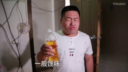 笑岔气 小伙着急上厕所 公厕的人死活不出来 02