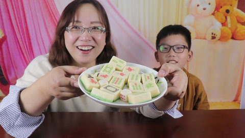梁小轩和轩妈试吃各种美食 试吃“麻将巧克力”