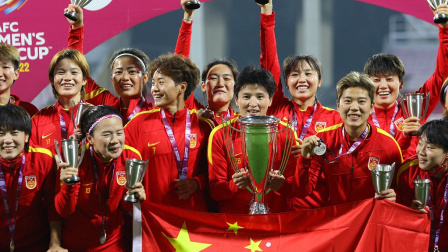 体育24小时速递 欢迎回家！中国女足载誉回国，平安抵达上海浦东国际机场