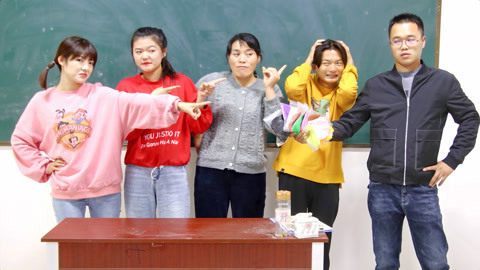 美女家务事 学渣为不做手工作业，竟把粘土藏厕所里，没想被校长找到了