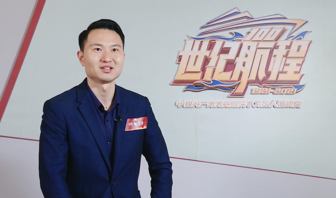 百位选手激烈抢题 博士小伙子晋级