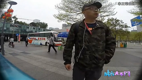 城市大不同 实拍无人售卖经营模式 有人拿货就走不留钱