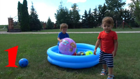 萌宝户外玩气球