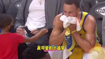 NBA热辣资讯 追梦格林的儿子给替补席的库里递口罩！这小追梦也太可爱了！