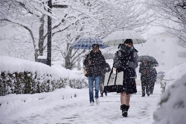 日本从12日开始迎来今年最强的冷空气,部分地区还下起了大暴雪,积雪超