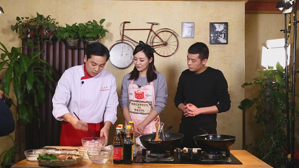 2,加入葱姜,花椒水,加入干黄酱,盐,胡椒粉,黄酒搅拌均匀.