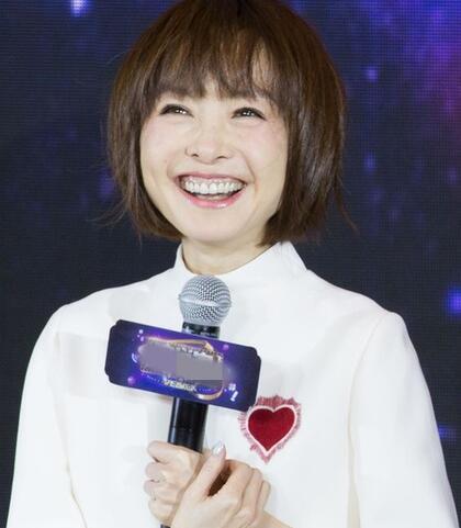 鲁豫白色连衣裙显知性美 现场大笑秒变表情包