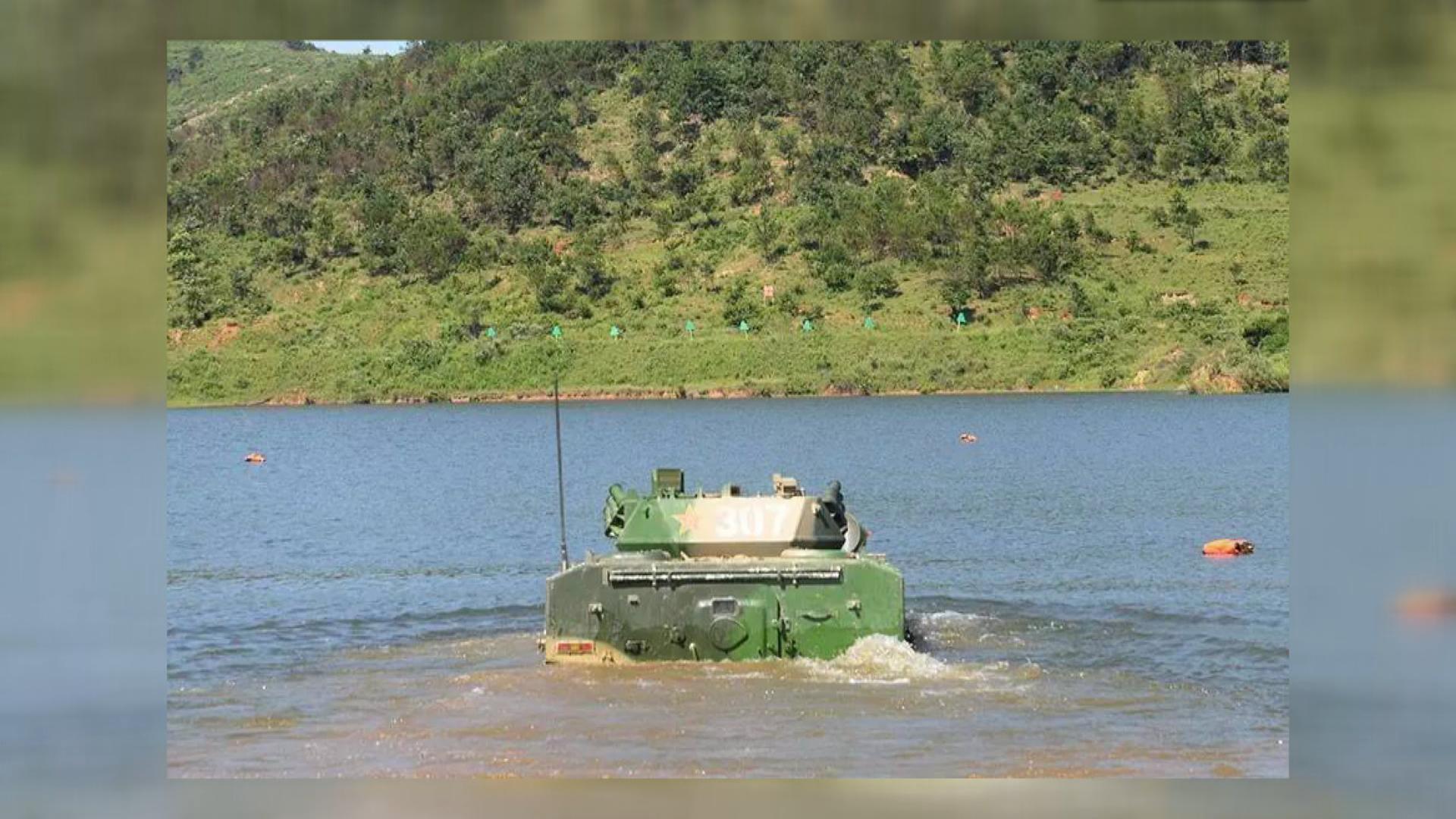 三栖作战!解放军破伞兵战车水上射击难题