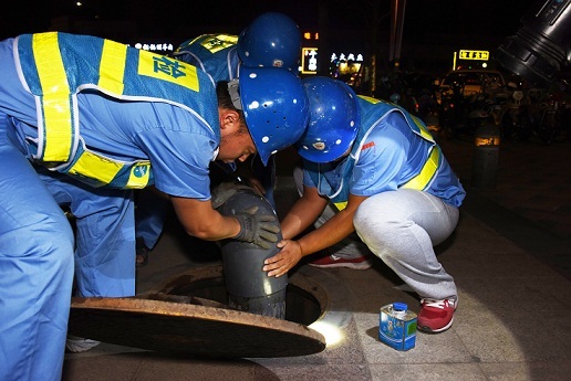 图为自来水公司工作人员正在对管道进行冲洗.陈苏冬影