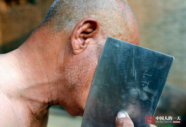 三代祖传铁匠月入千元 用刀刮胡子试锋利(图)