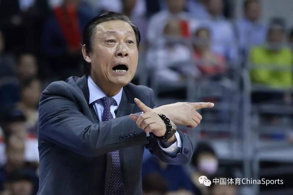 新疆队主教练李秋平场边指挥.