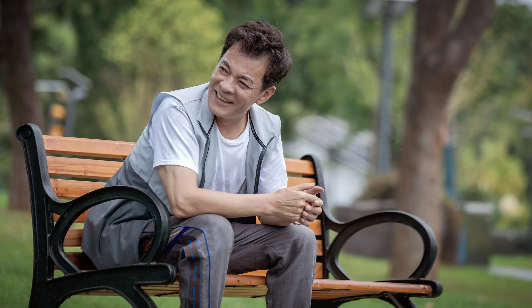 《生活万岁》以刘威饰演的"曾家老爸"刘威球场晕倒拉