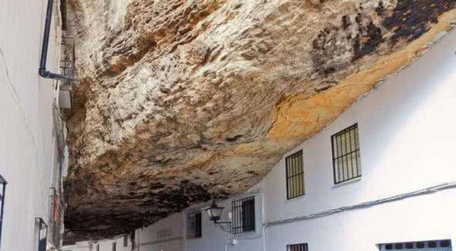 【村子】世界上最奇特村庄，巨石压了几百年，村民顾虑的事情来了