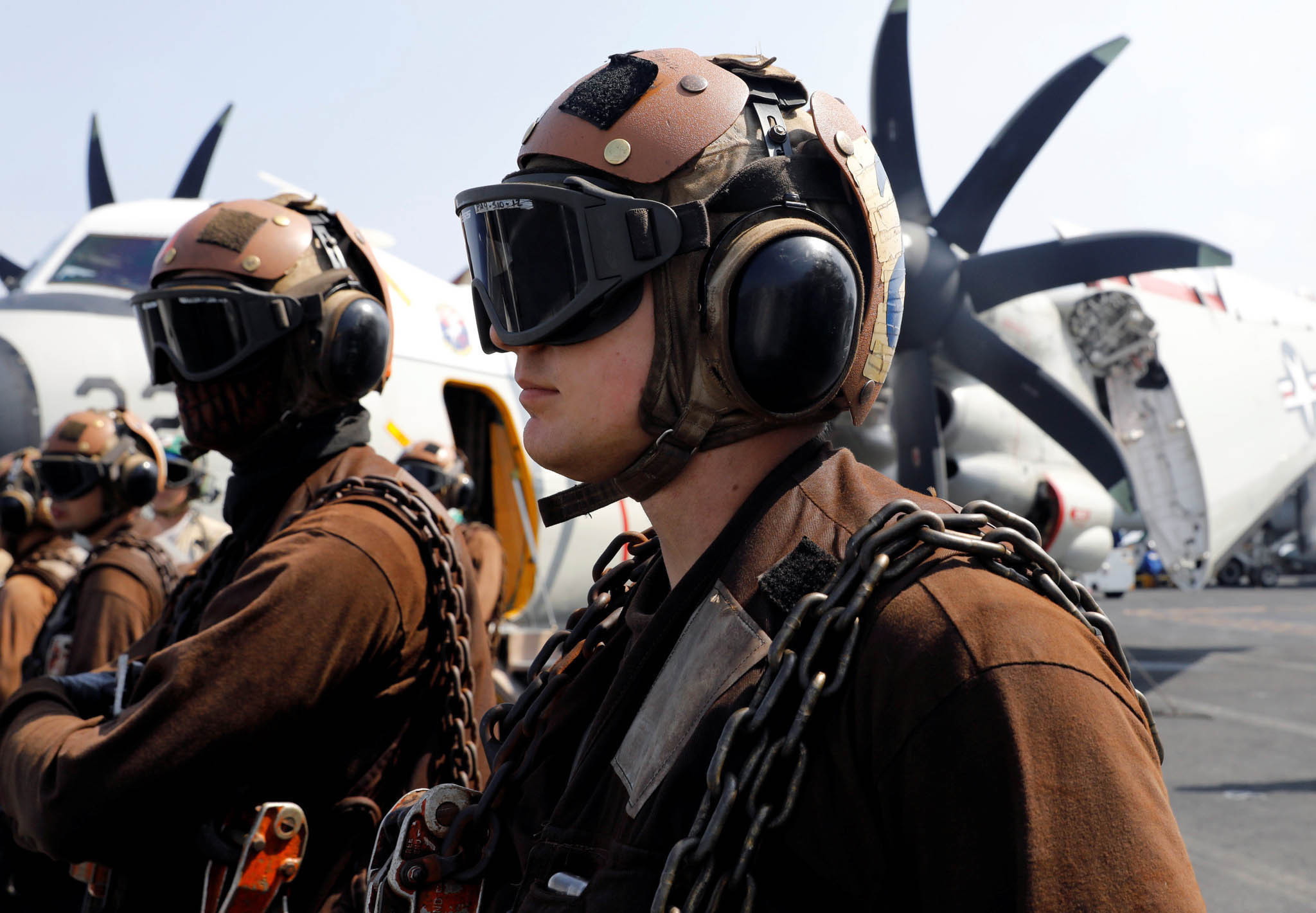 航母地勤人员全副武装.