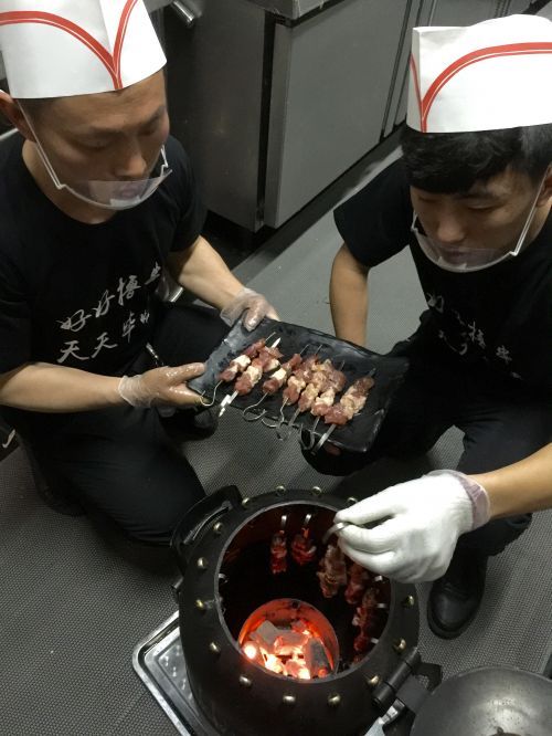 "80后"推出老北京特色焖炉烤串-北京时间