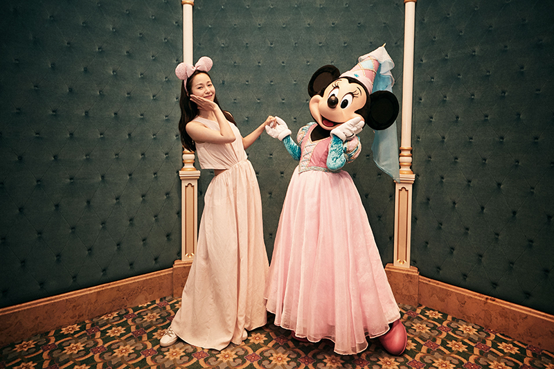 江一燕cos米妮游迪士尼 点燃童趣少女感十足.