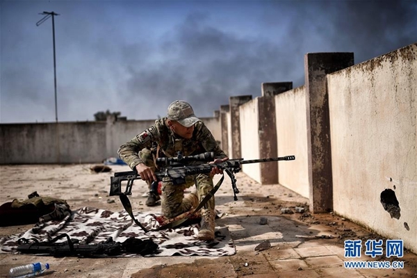 3月5日,在伊拉克城市摩苏尔,一名狙击手在与"伊斯兰国"武装分子对抗时