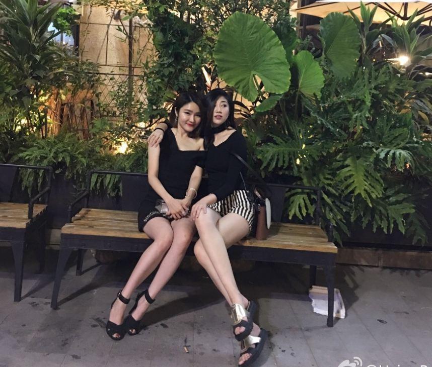 王仕鹏爱妻与高颜值闺蜜聚会 再秀大长腿