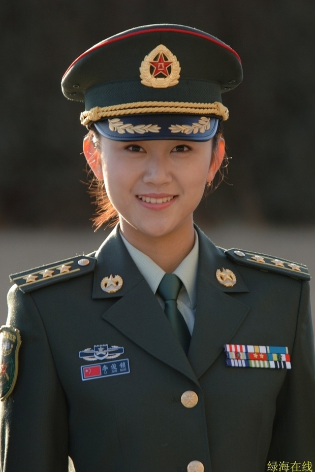 30 0 大校軍銜,文藝兵.叫李俊鎖.