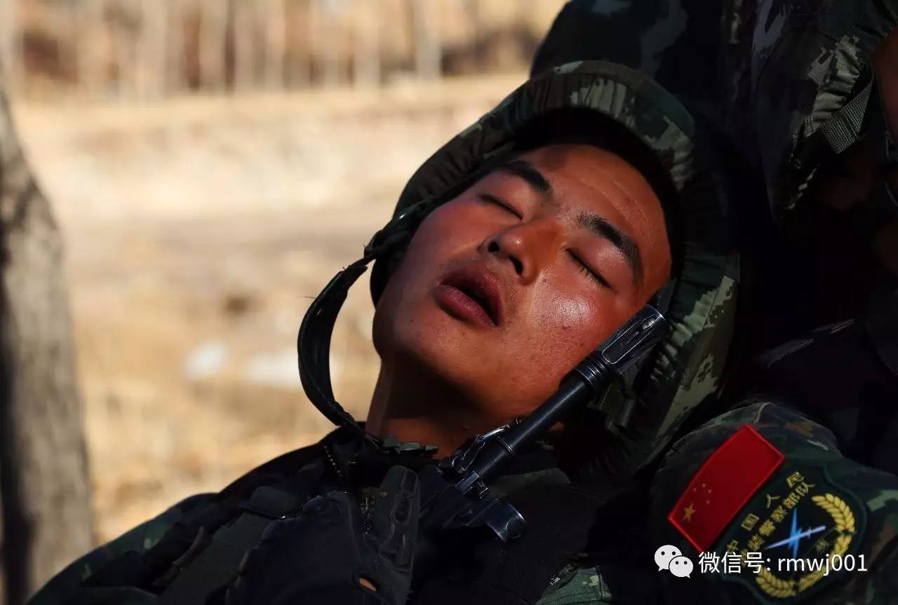 迷彩妆 伪装隐蔽自己 迷惑击毙敌人 平时摸爬滚打 战时一击必胜