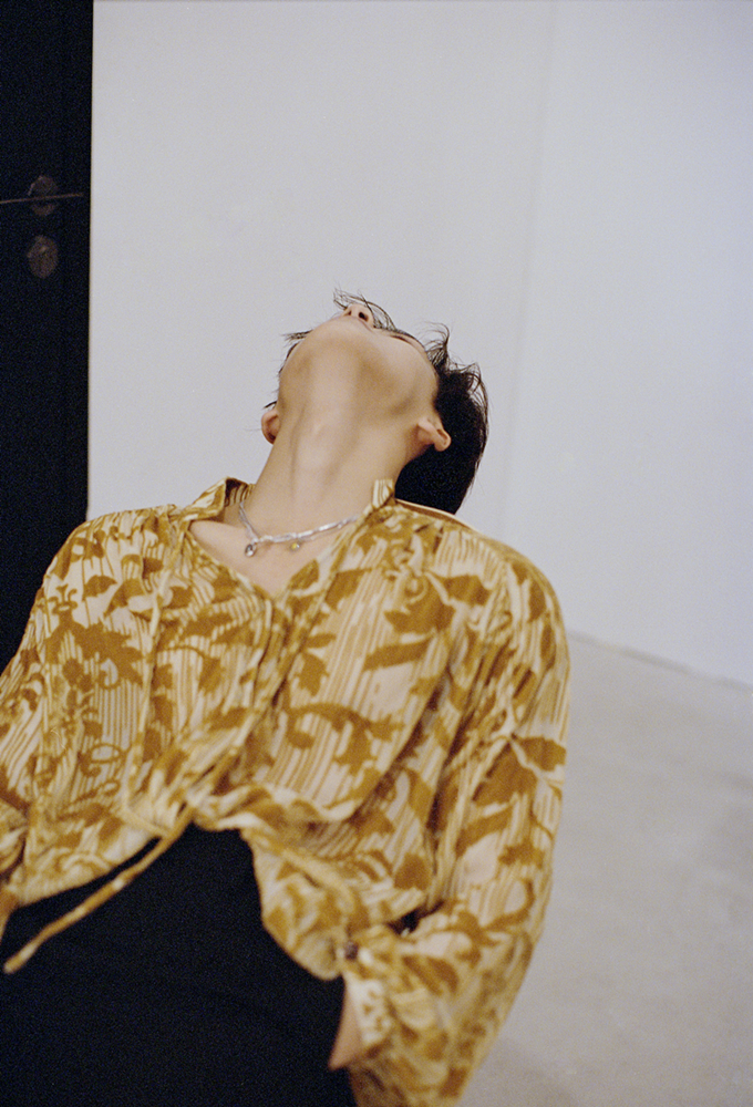 何洛洛胶片写真曝光 仰头瞬间上演迷人喉结杀 -- 眼界,放眼世界