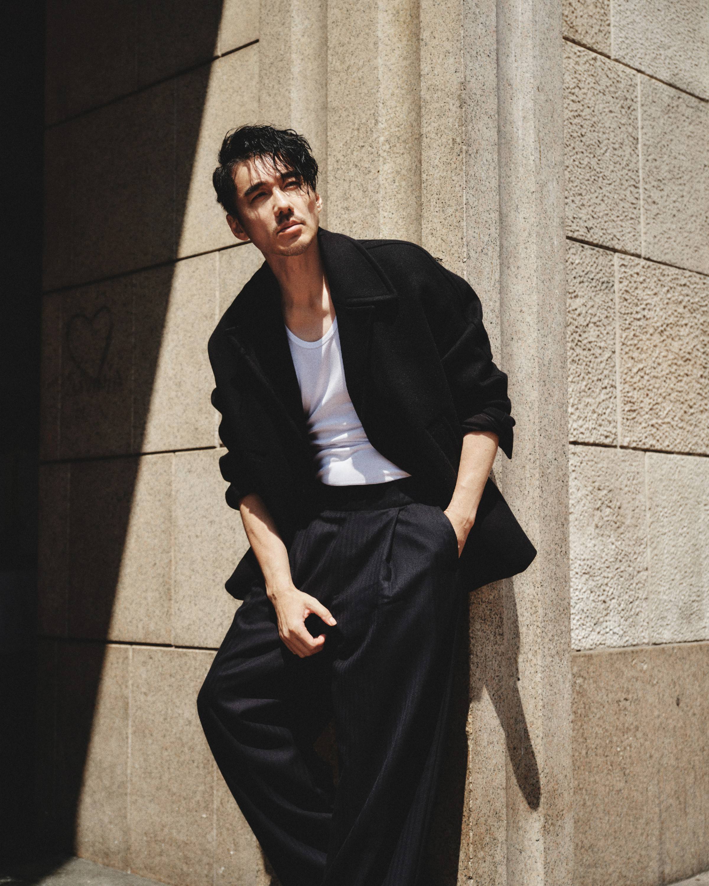 胡兵最新杂志大片氛围感超绝,实力诠释自律是男人最好的医美