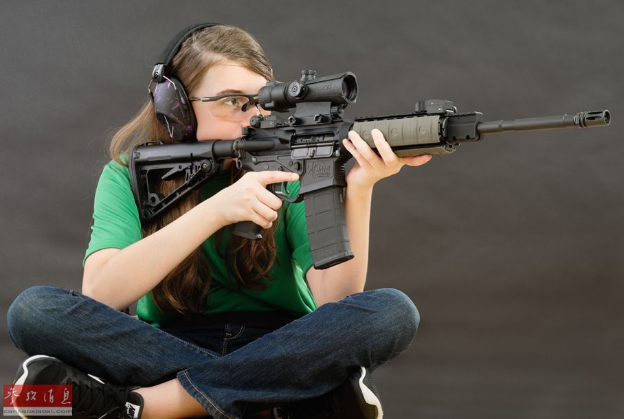 怒射吧美女!妹子据枪动作都那么销魂