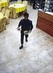 搞笑gif:宿舍玩火,不怕尿床啊