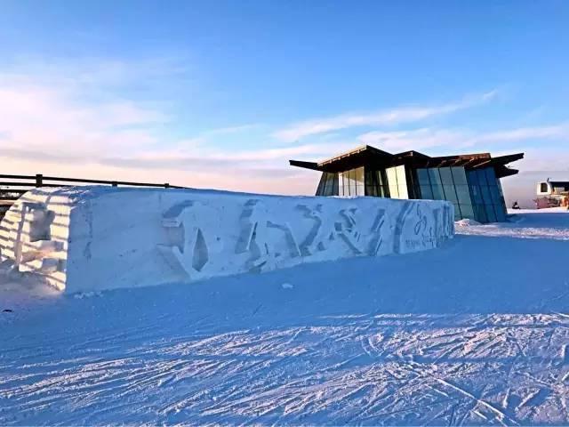 南臨塞外山城張家口市,開闢了密苑雲頂樂園滑雪場,翠雲山旅遊度假村