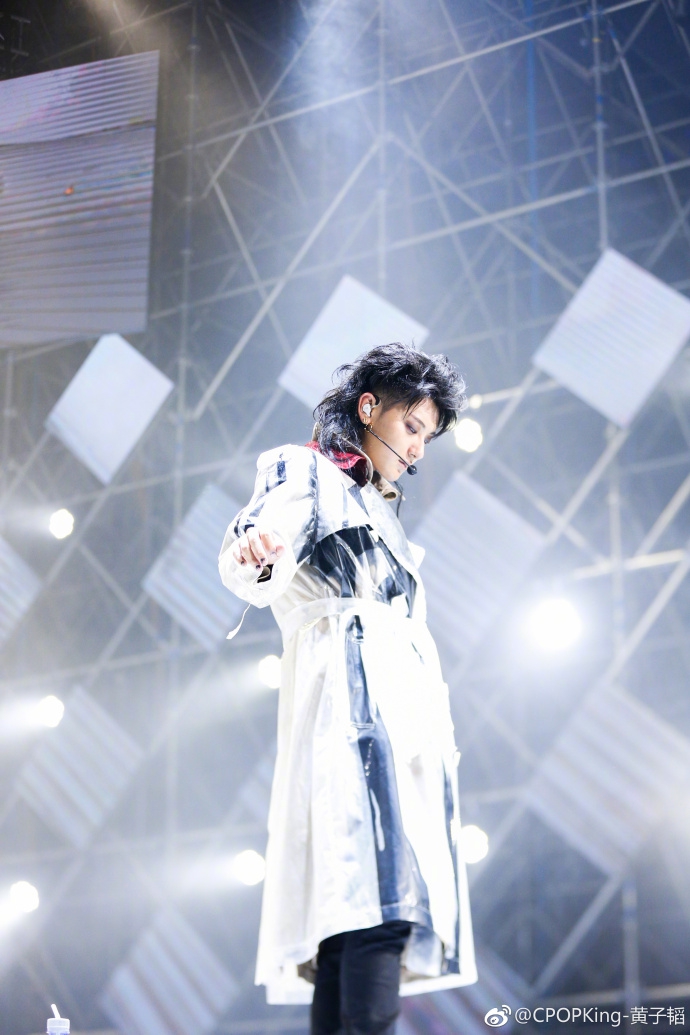 黄子韬及肩狼尾头亮相演唱会眼神魅惑撩人烟熏妆瞩目