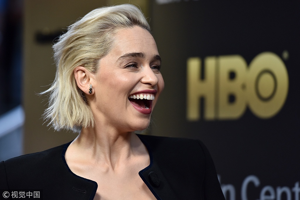 门牙一秒飞起!"龙母"艾米莉亚·克拉克笑成崔成国