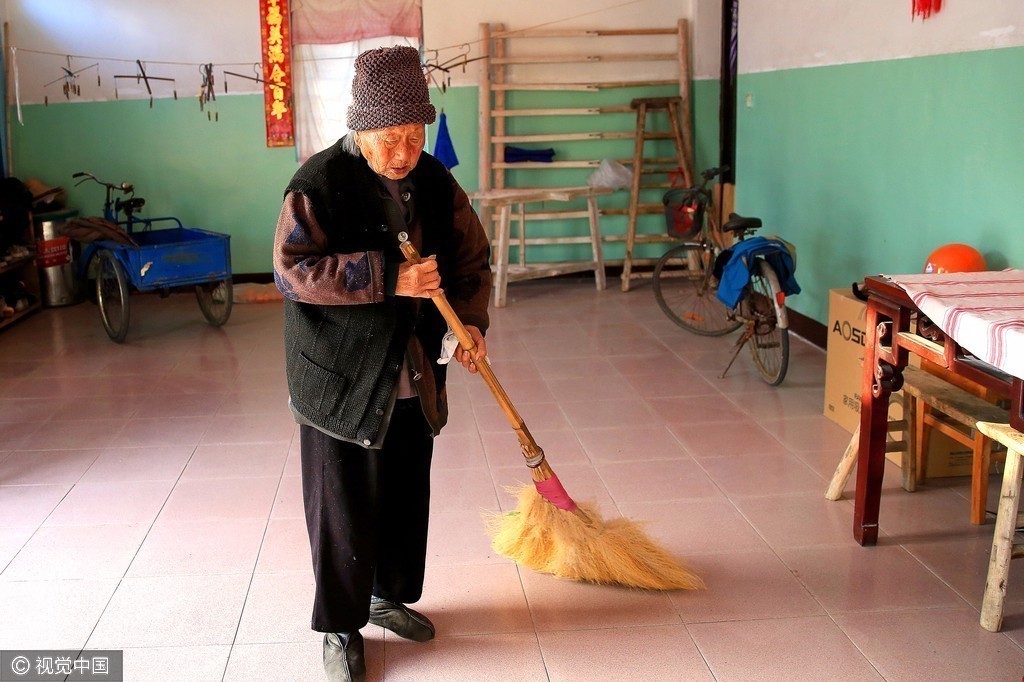 102岁老太长寿有秘诀:爱喝茶 每天梳头上百次
