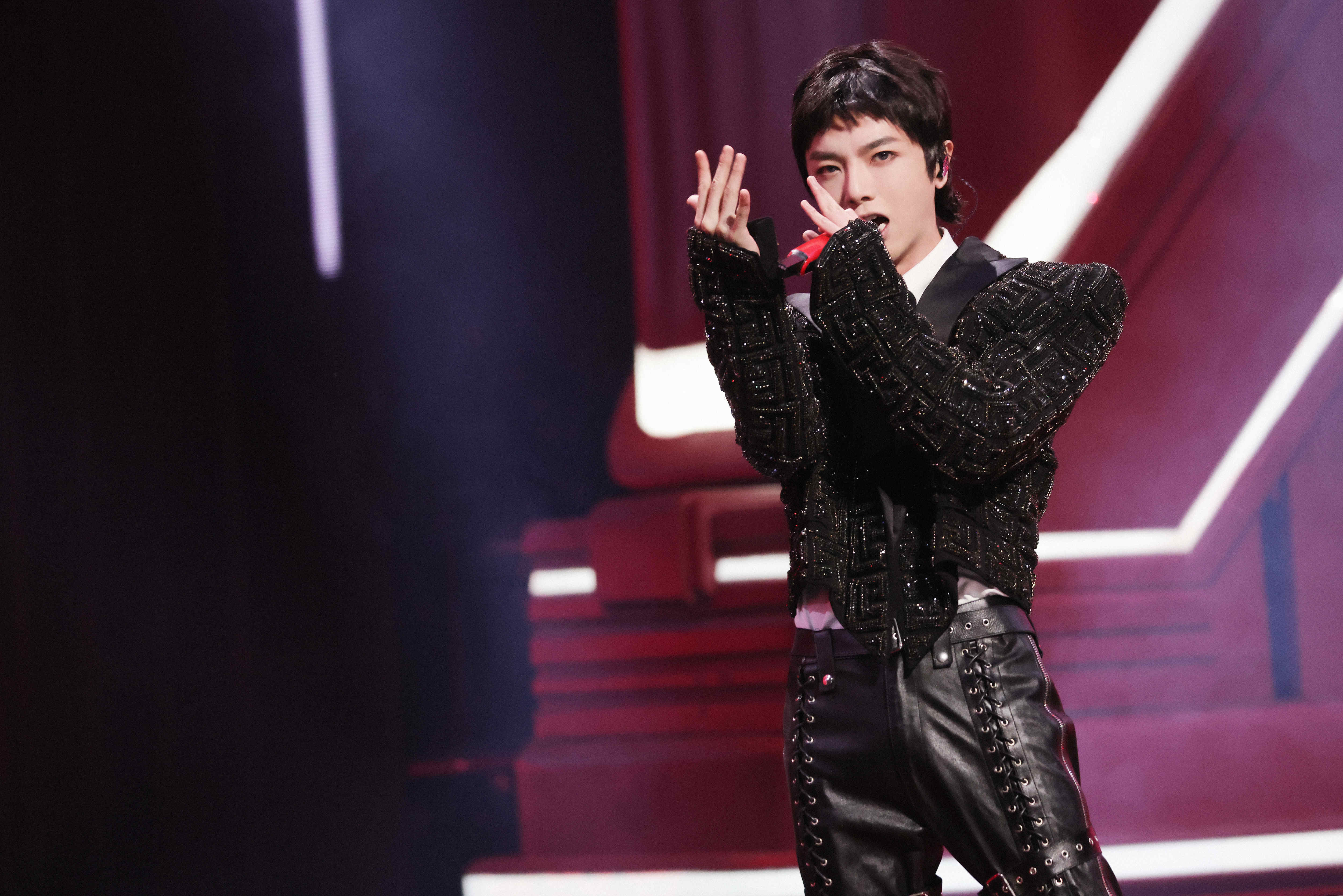 华晨宇亮相2021双11狂欢夜高音穿透力烘托极致舞台氛围感