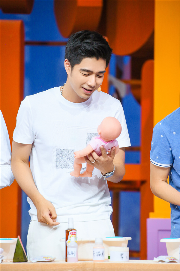 《小儿大健康》袁成杰防蚊有妙招 并上演宝宝中暑急救