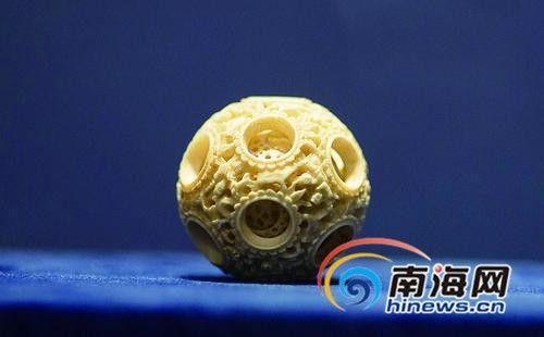 乾隆款洋彩缠枝莲纹开光墨彩诗句壁瓶 文海南日报记者尤梦瑜 图海南