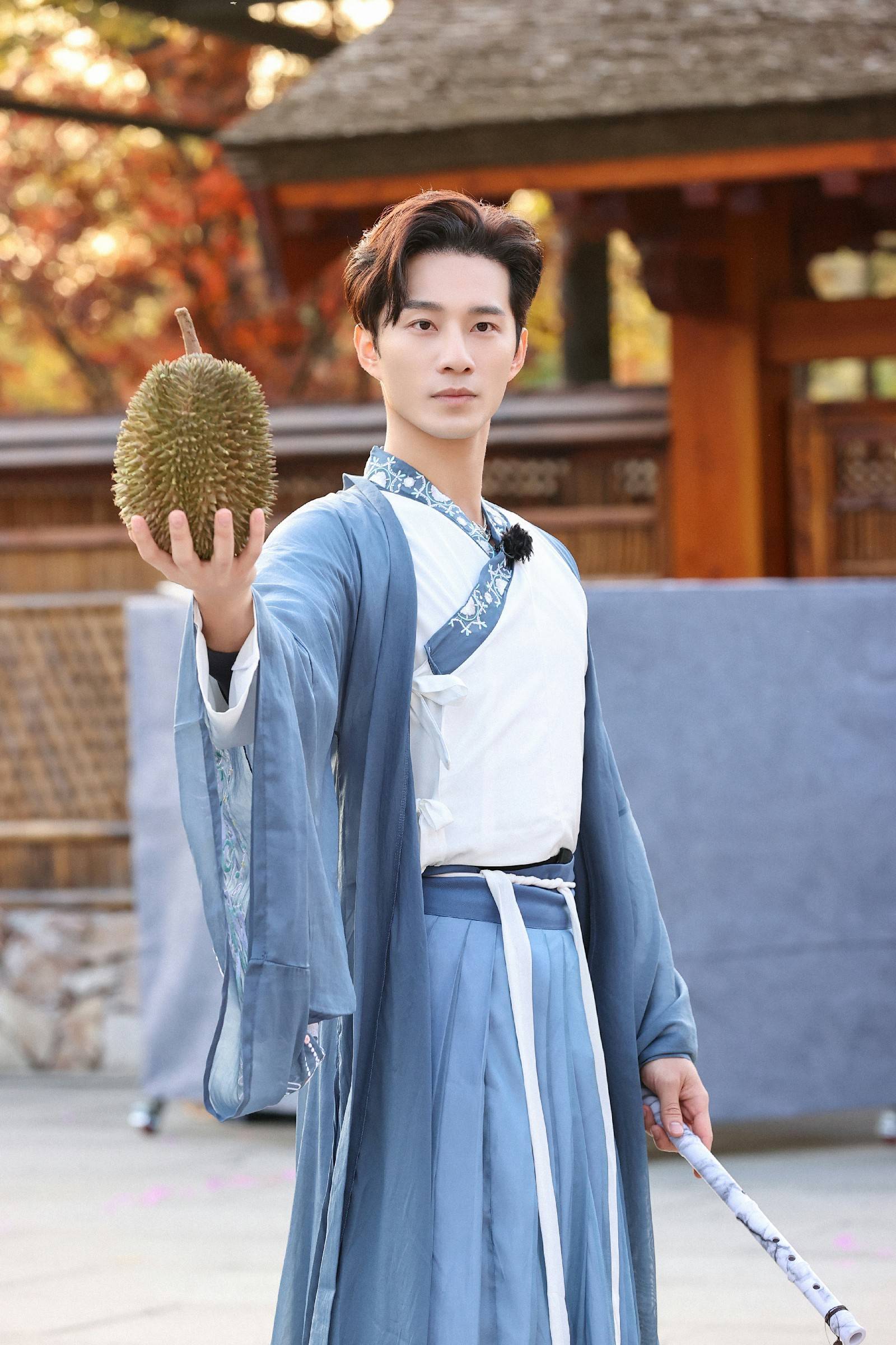 徐志贤追光吧古装榴莲造型走红毯喜感十足