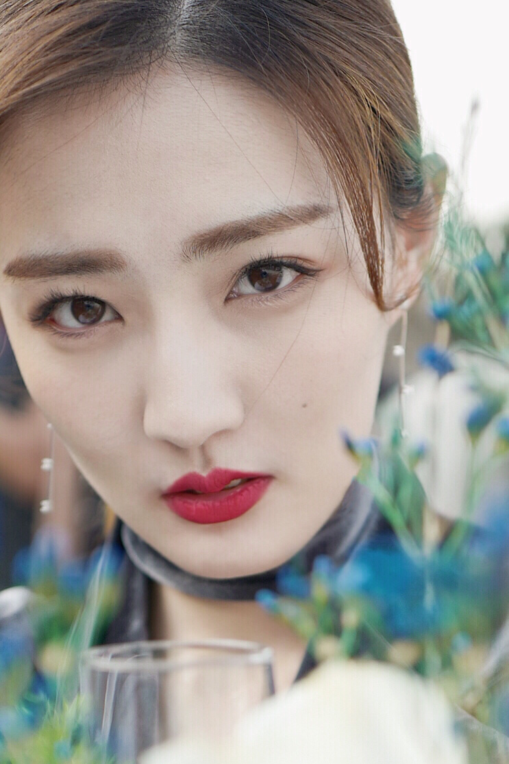 精细的妆容搭配亮眼的红唇和清澈冷峻的眼神,尽显徐璐干练优雅的气质