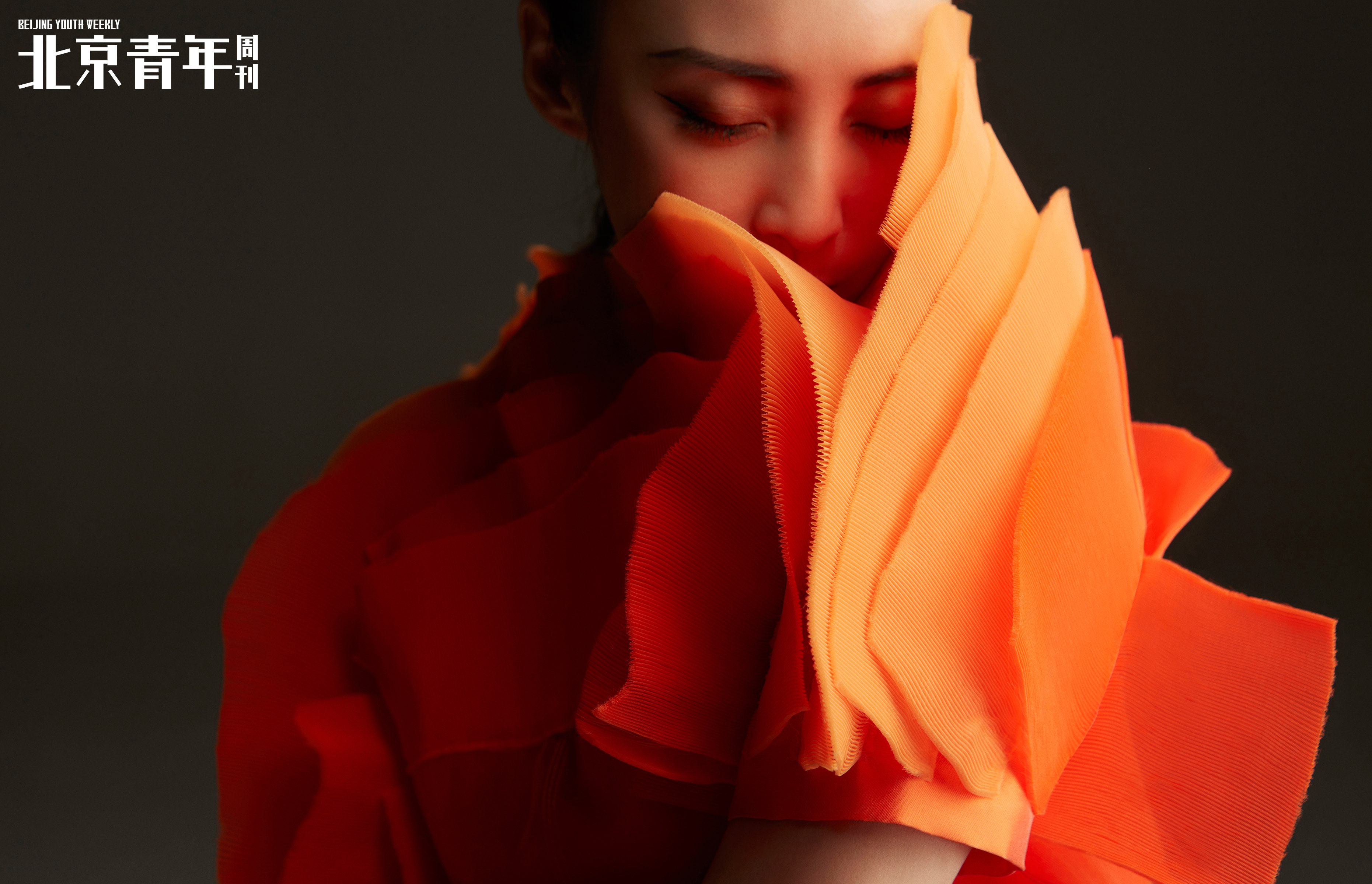 蒋勤勤最新封面大片 昼夜光影间顾盼生姿