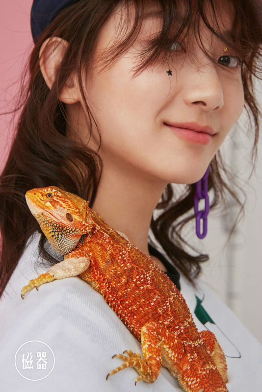 蒲萄春日写真曝光 肩扛蜥蜴化身神奇少女