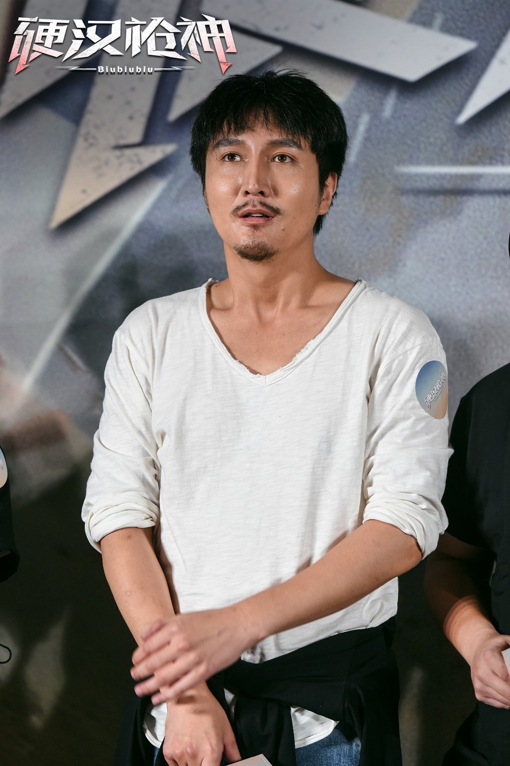 电影《硬汉枪神》由胡国瀚,周思尧执导,薛闻君,李庆誉,谭晓凡,曲羿成