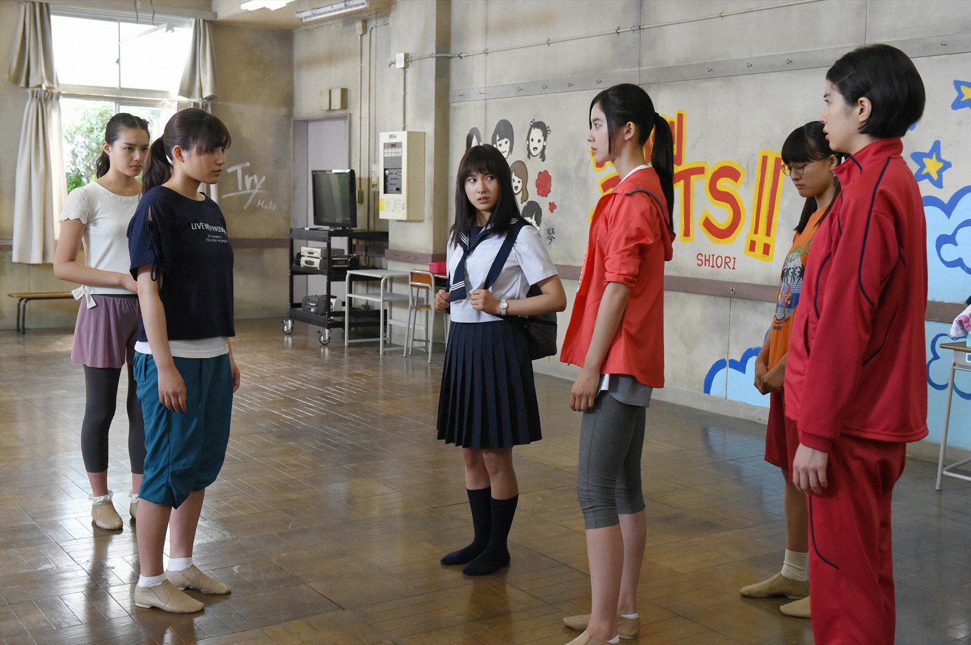 《青春后空翻》土屋太凤广濑铃首次同框 大长腿吸睛